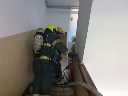 تخليص عالقة اثر اندلاع حريق داخل منزل في مدينة حيفا 